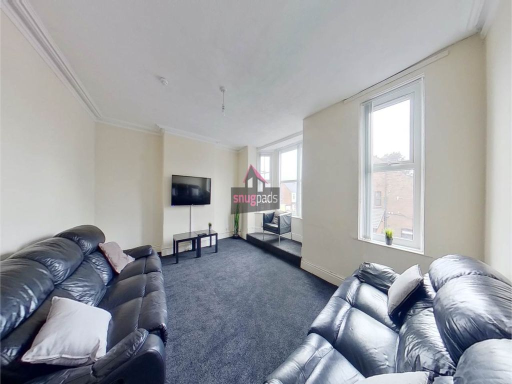 Property photo 1 of 13 Common Room