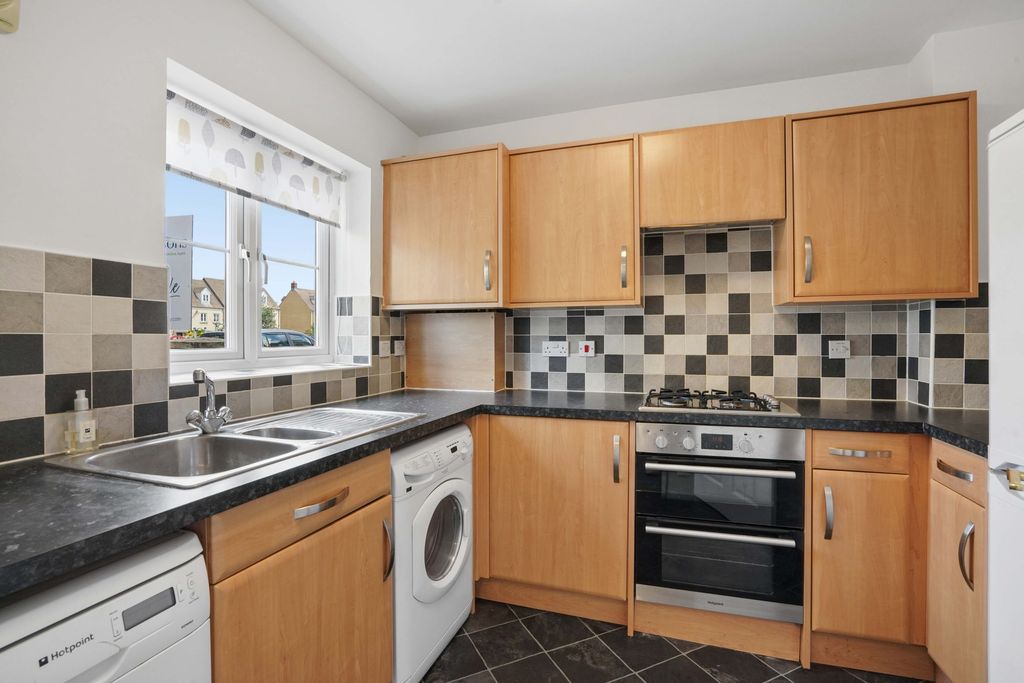 Property photo 3 of 10 Kitchen