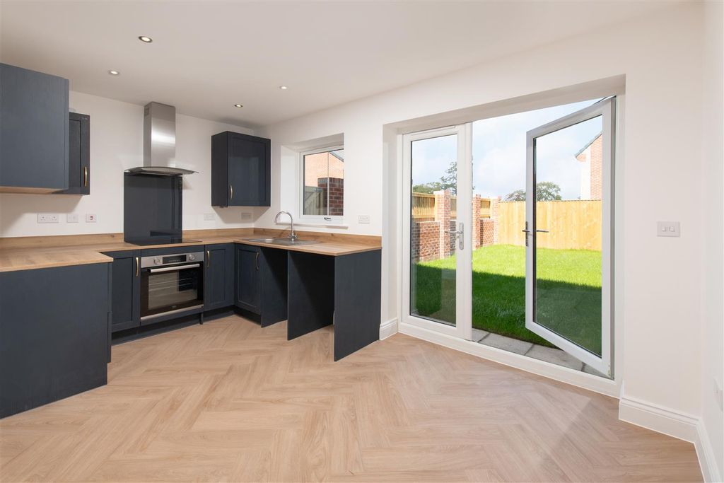 Property photo 3 of 10 002 Newett_Parsonsgreen__Plot22_Kitchen.Jpg
