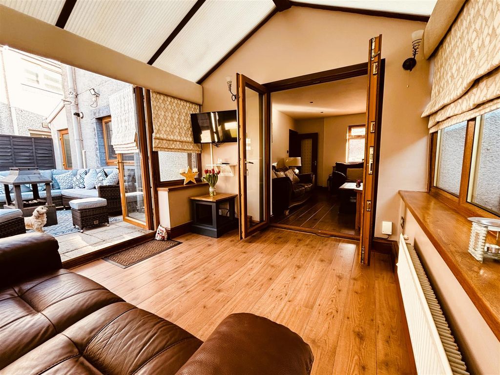 Property photo 3 of 28 Conservatory