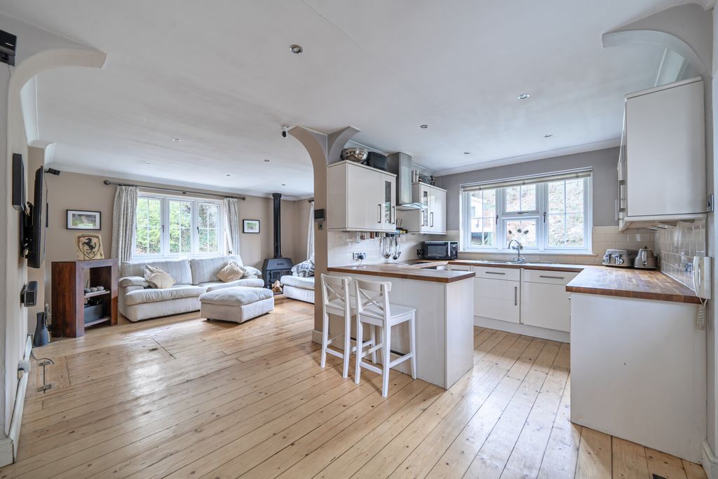 Property photo 3 of 23 Kitchen