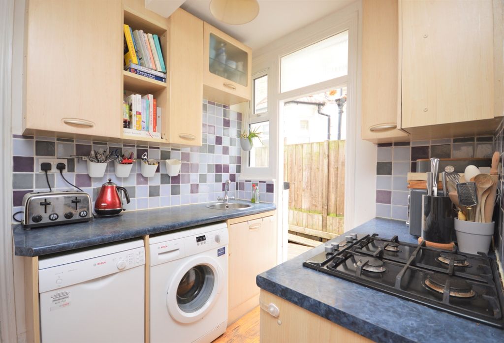 Property photo 3 of 11 Kitchen (2)