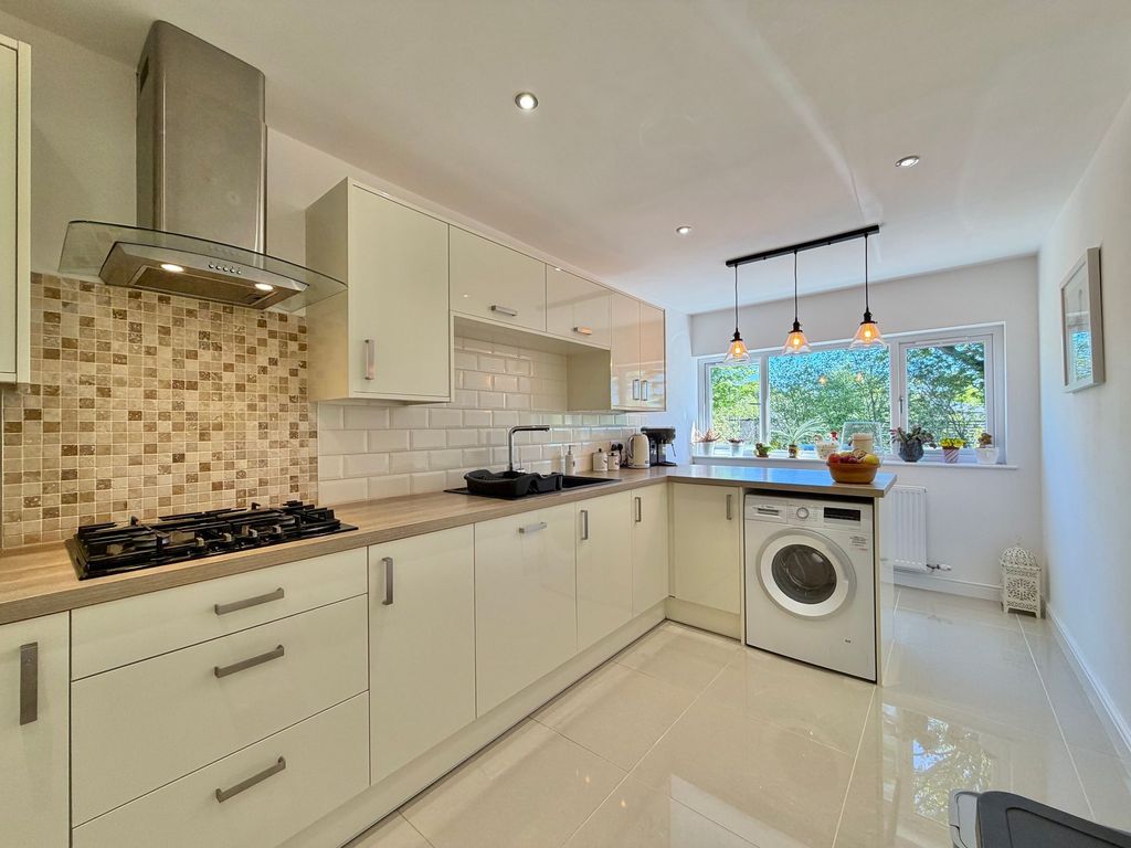 Property photo 3 of 20 Dining Kitchen