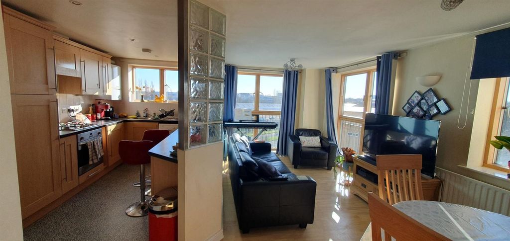 Property photo 2 of 8 Lounge