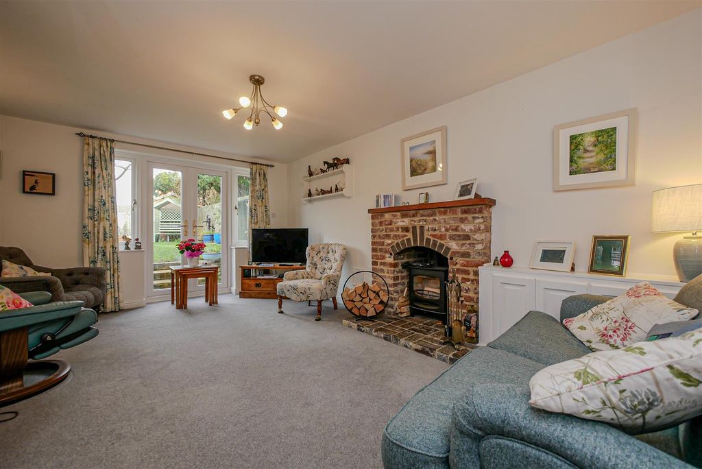 Property photo 2 of 19 Lounge