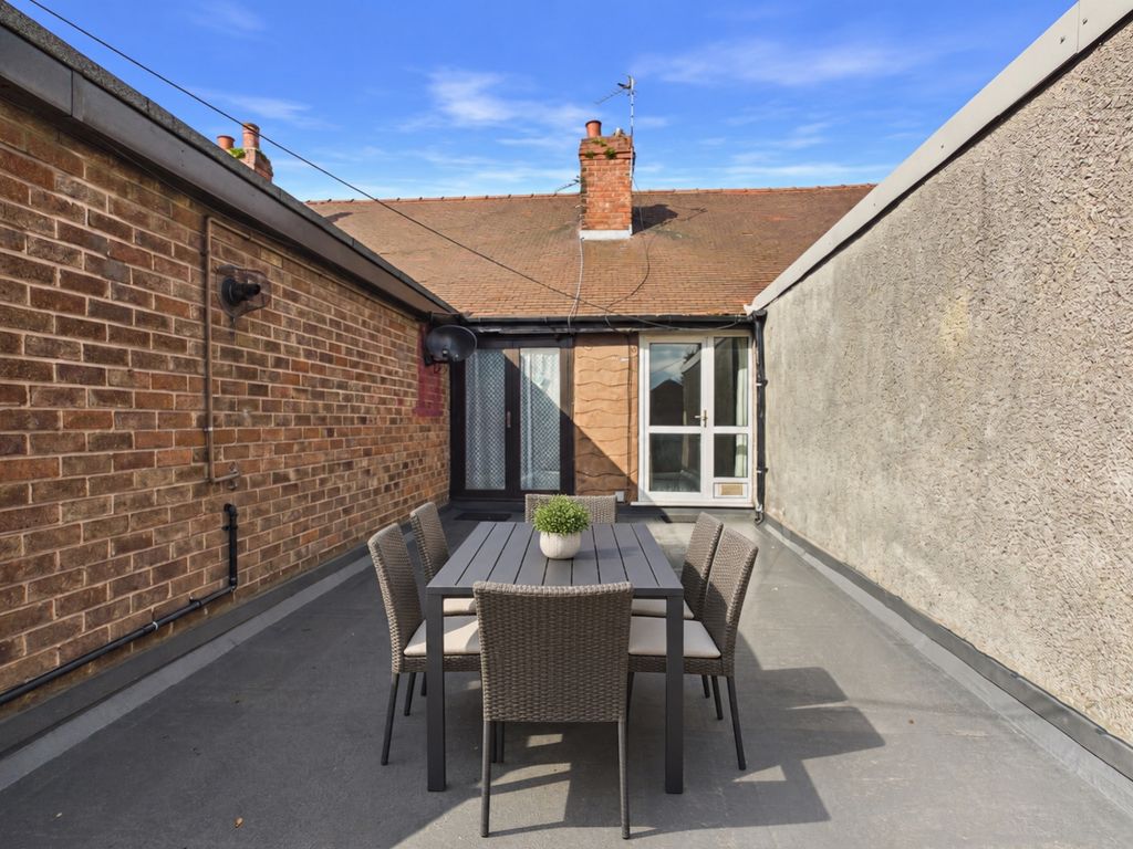 Property photo 1 of 18 Sunlit Courtyard Dining Set