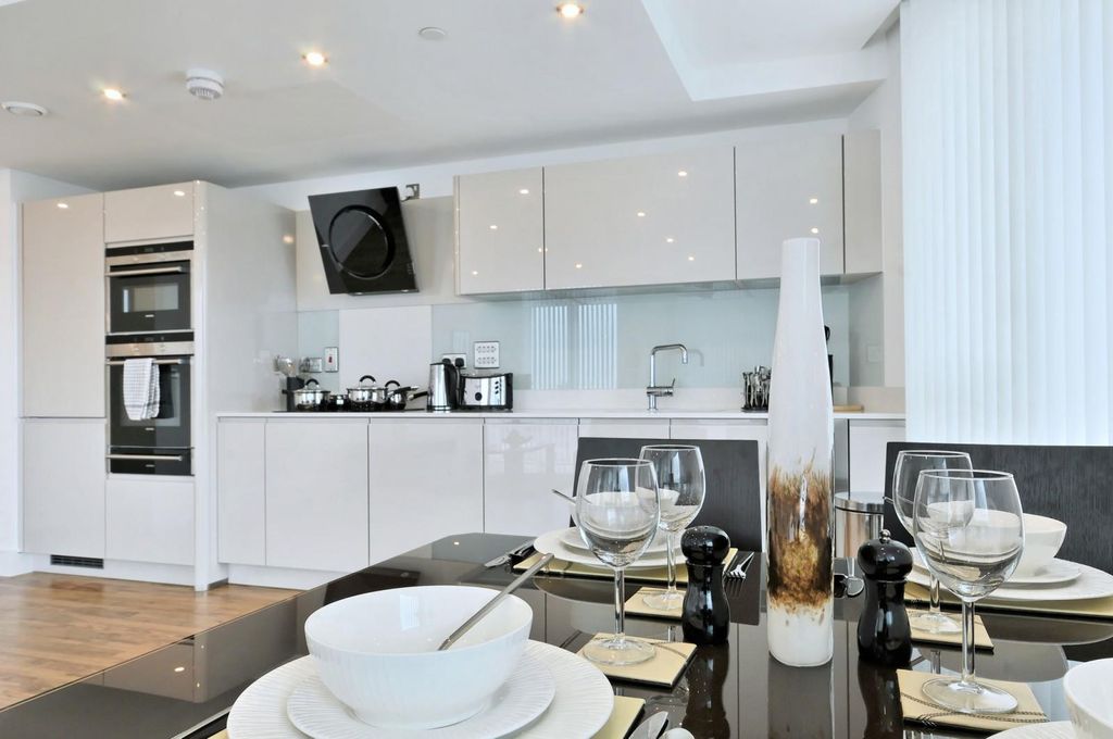 Property photo 3 of 10 Kitchen