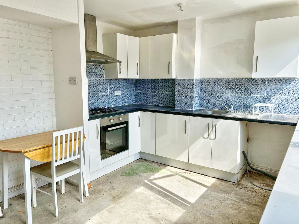 Property photo 2 of 11 Kitchen