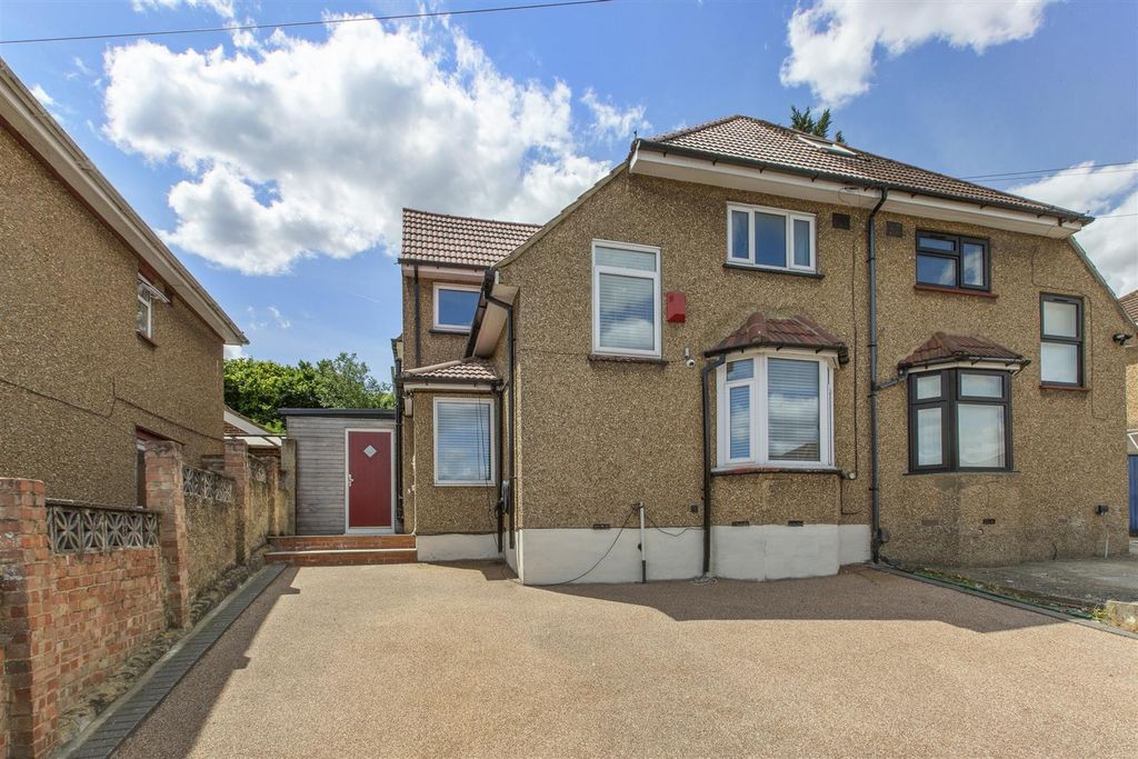 Property photo 1 of 15 57 Plumer Road, Hp11 2Sr-14.Jpg