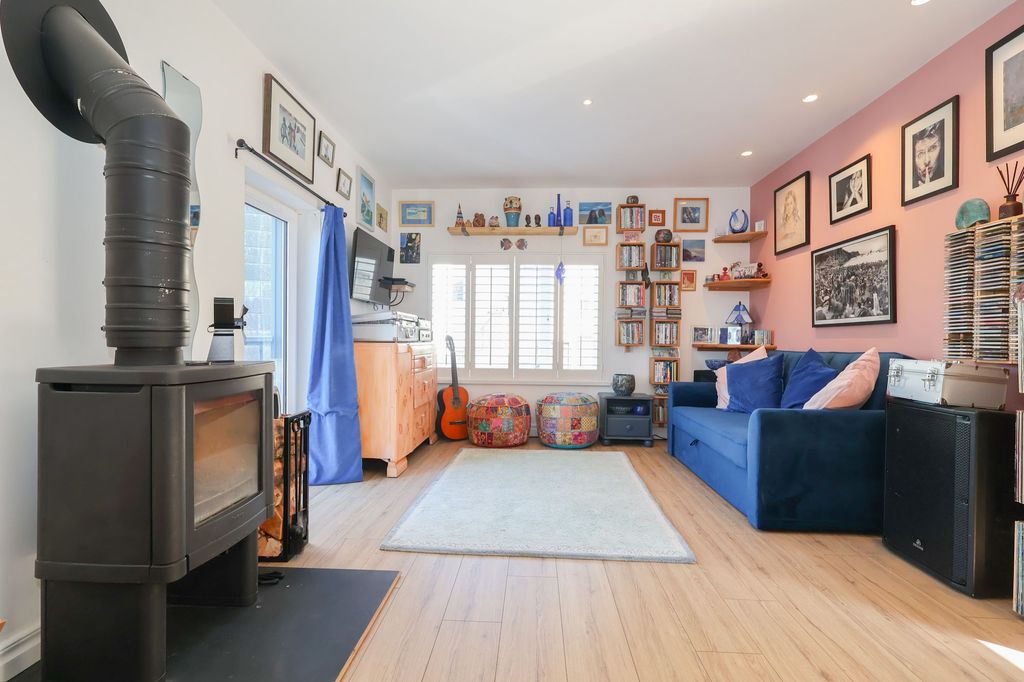 Property photo 3 of 31