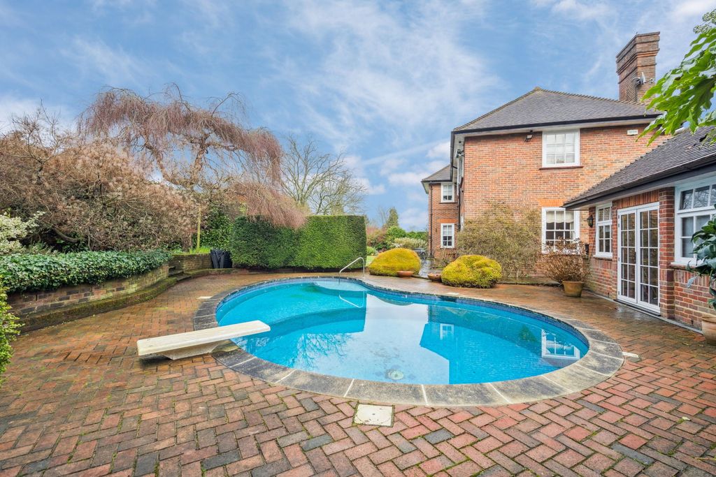 Property photo 2 of 32