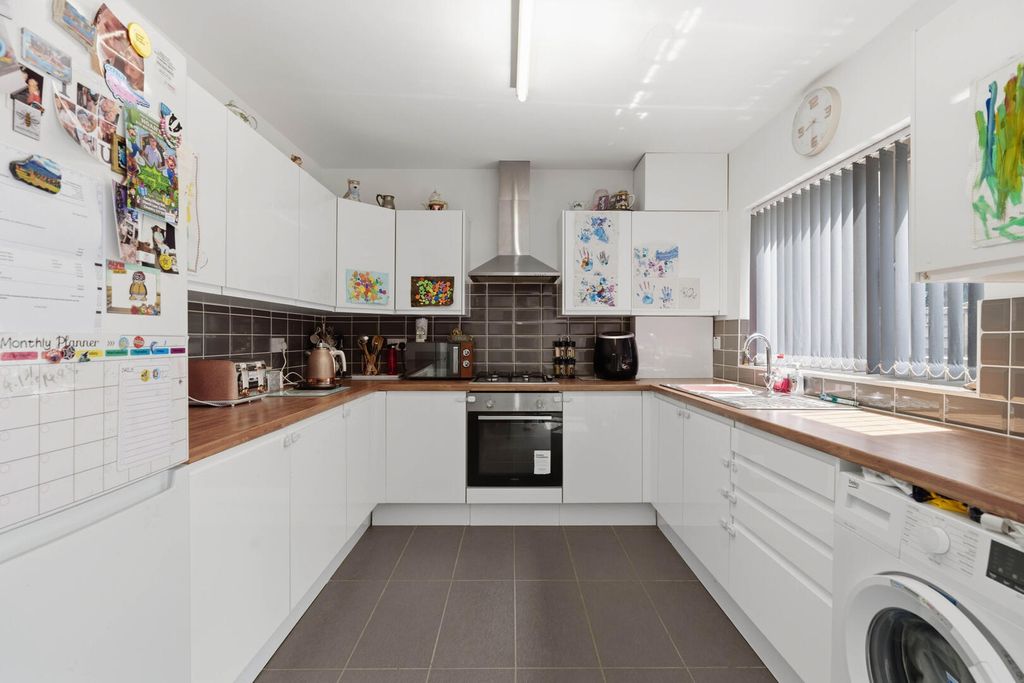Property photo 3 of 18 Kitchen