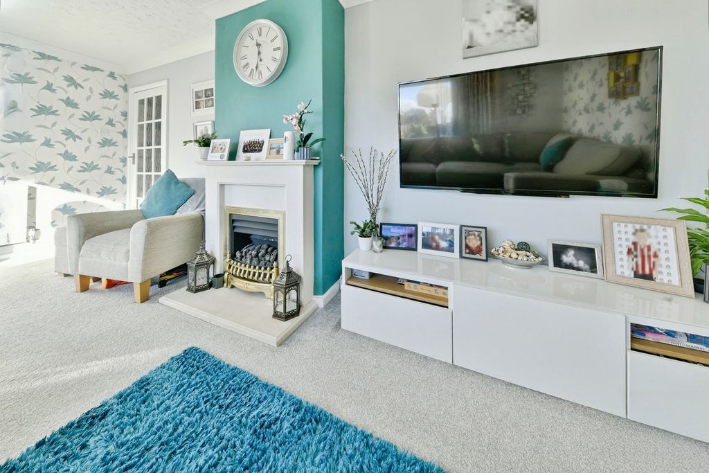 Property photo 3 of 22 Lounge