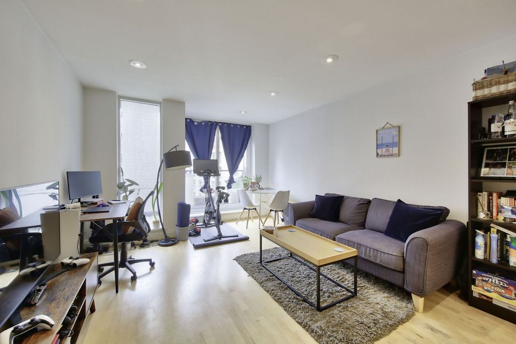 Property photo 3 of 9 Photo 1