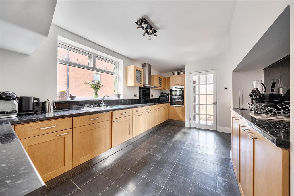 Property photo 3 of 18 Kitchen