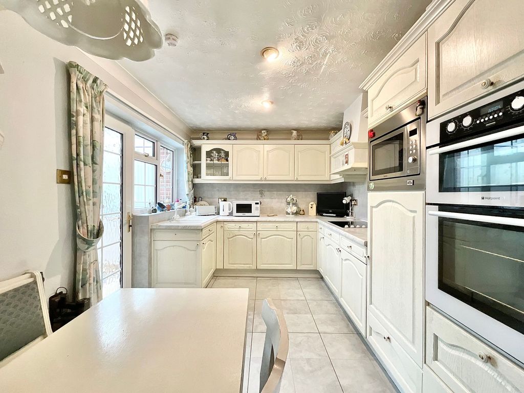 Property photo 3 of 44