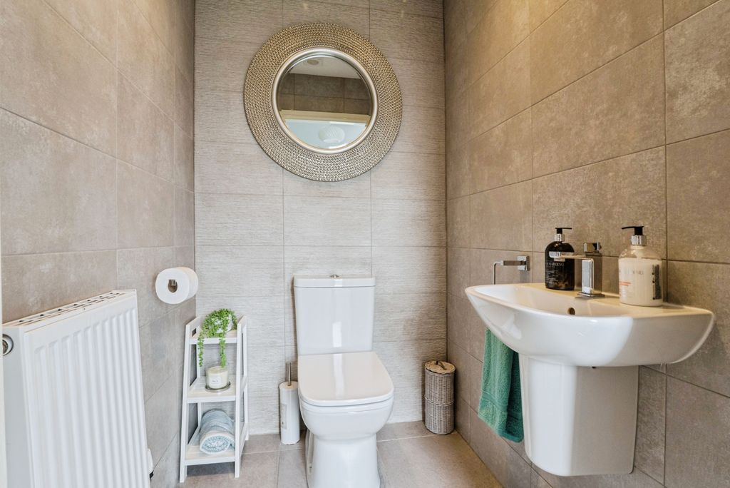 Property photo 2 of 27 Ground Floor WC