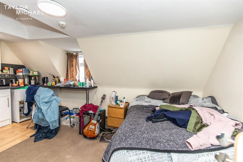 Property photo 2 of 6 Room