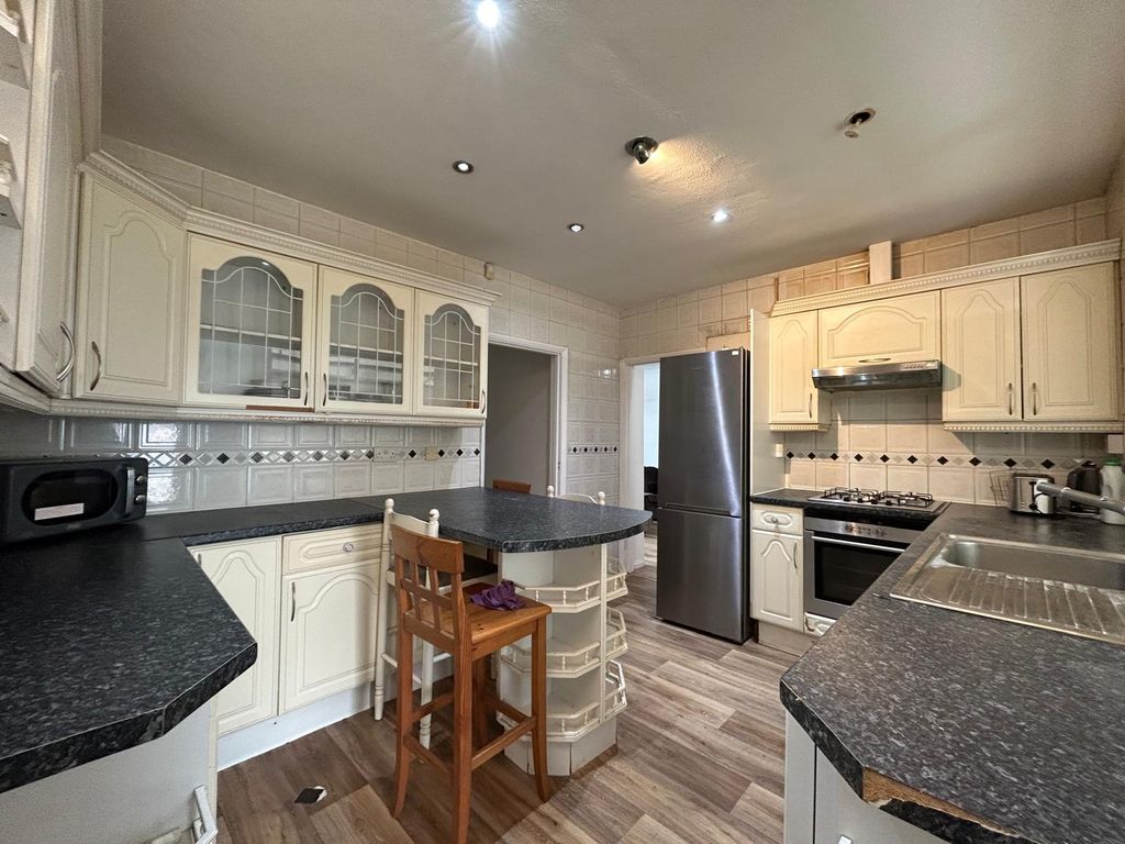 Property photo 1 of 14 5 Bed Bungalow To Rent Fern Lane, Hounslow Tw5