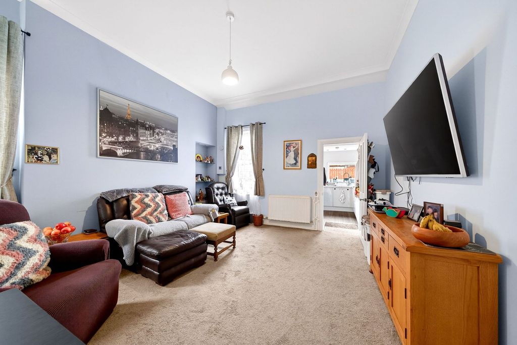 Property photo 2 of 33 Lounge