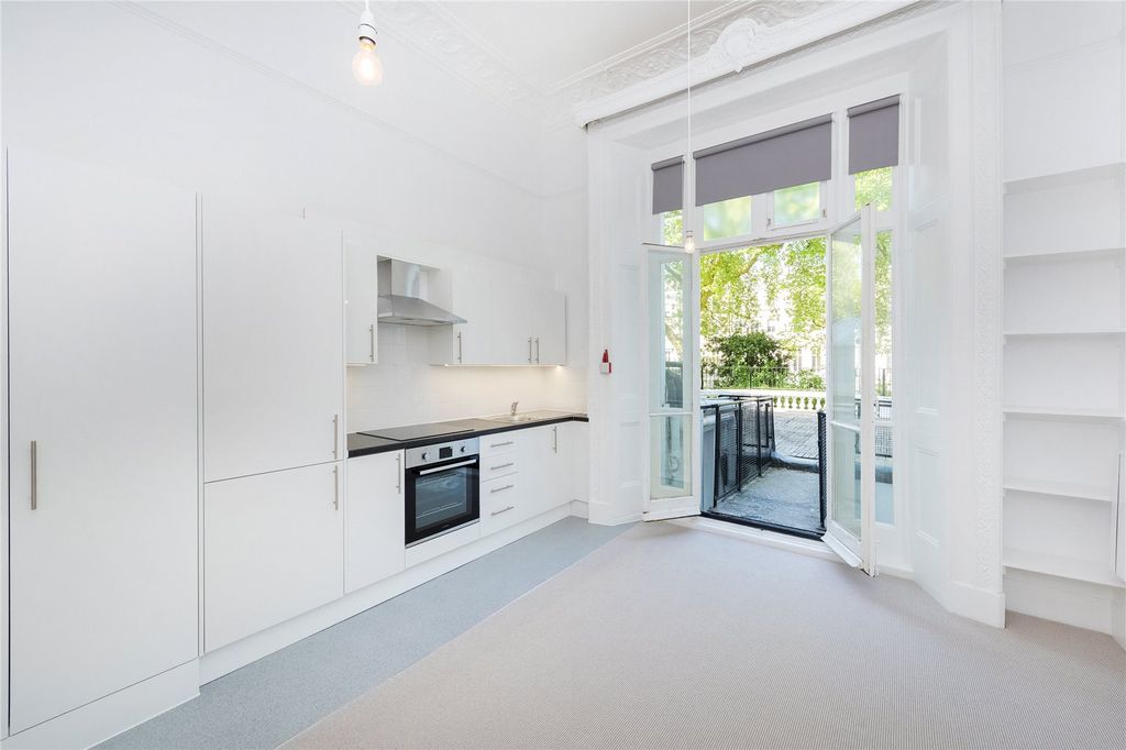 Property photo 1 of 9 Kitchenette