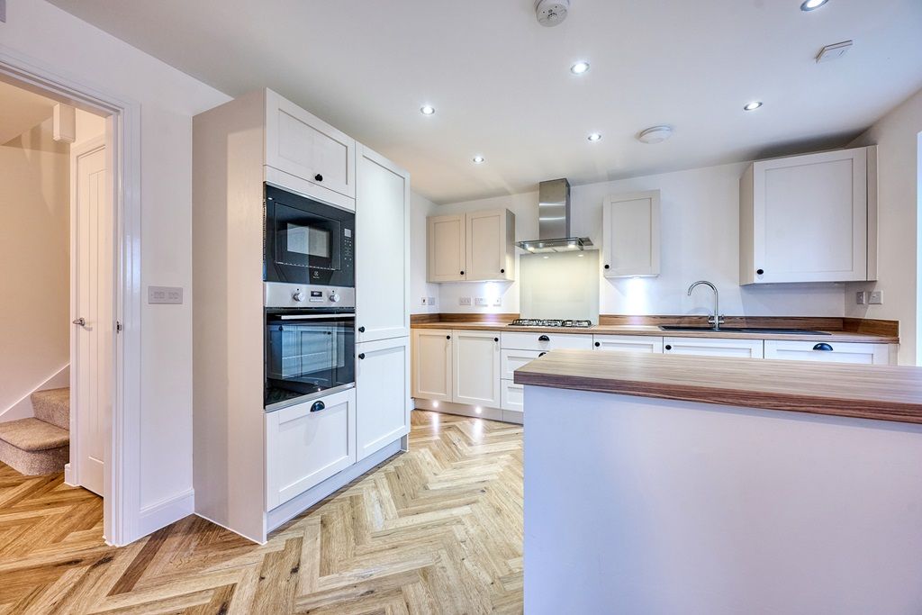 Property photo 3 of 13 All Fitted And Ready To Just Move In