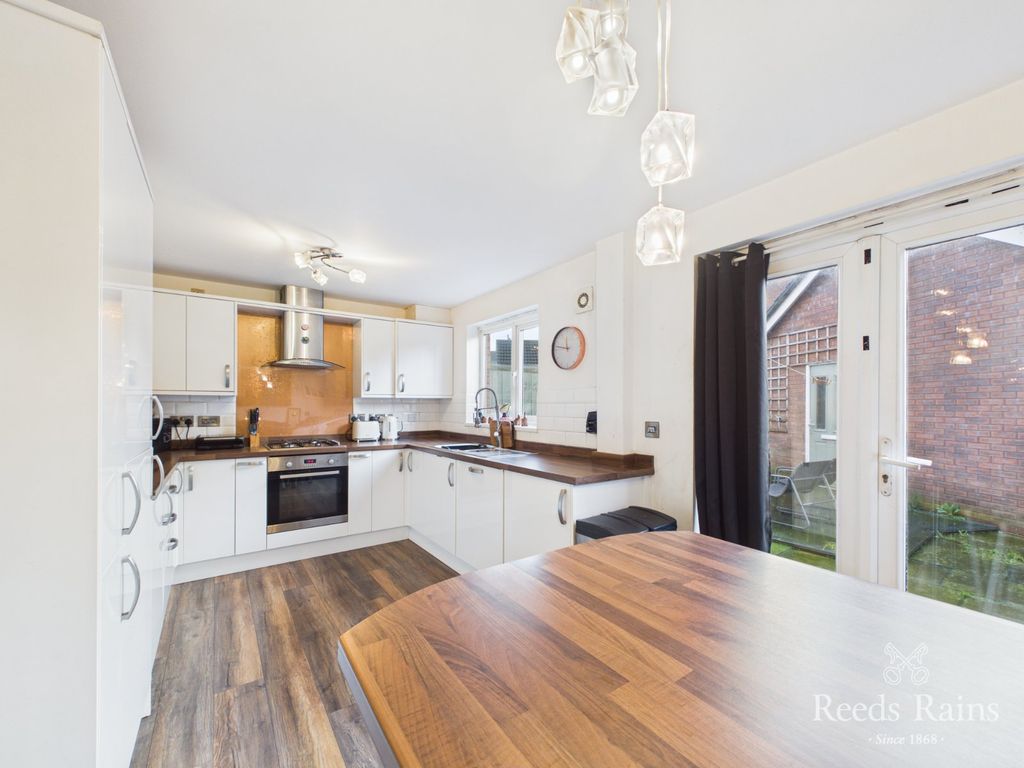 Property photo 2 of 23 Dining Kitchen