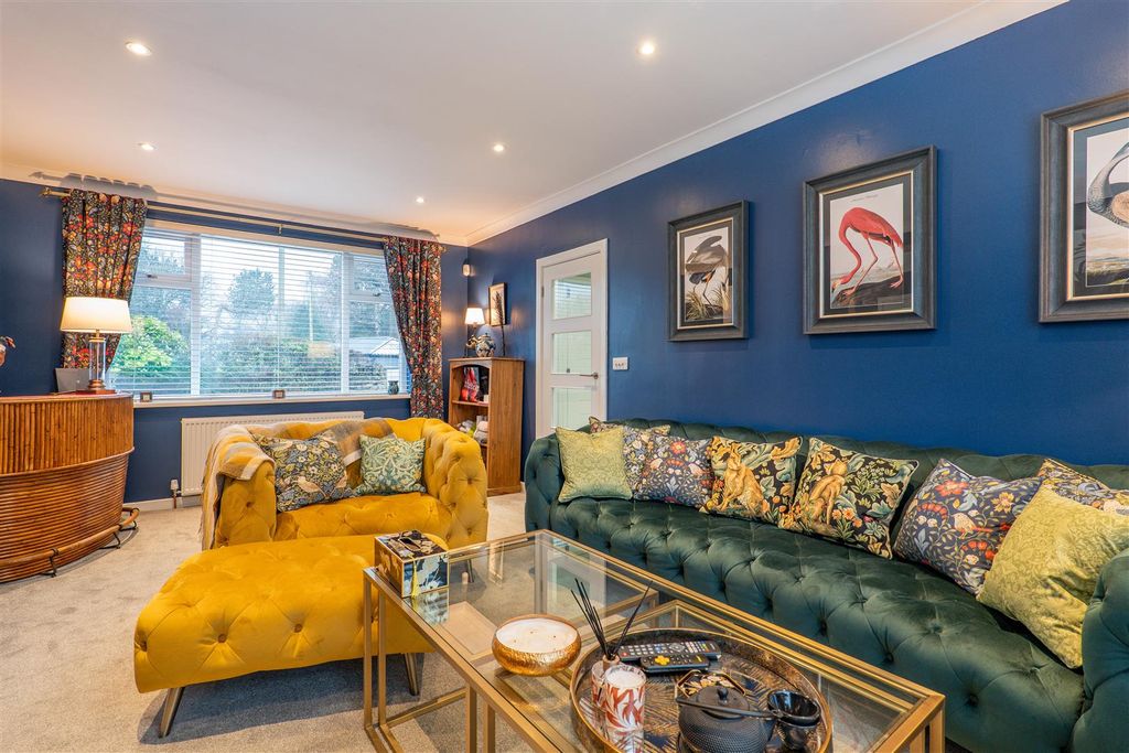 Property photo 2 of 31 Lounge