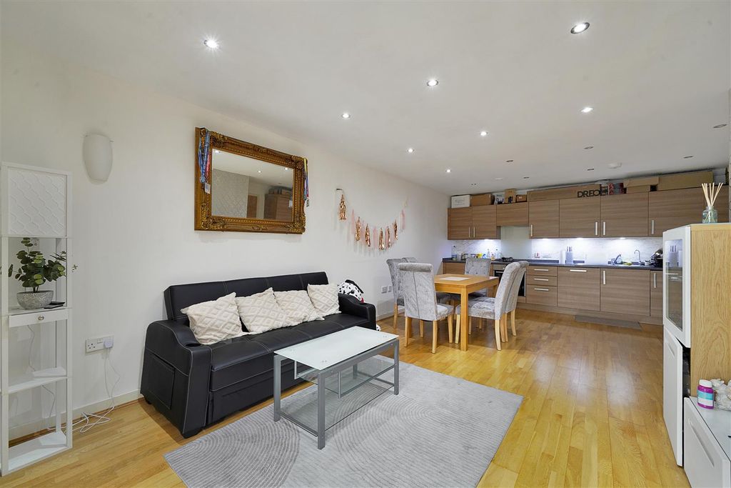 Property photo 1 of 15 Flat 228, Quadrant Court - Prqdxuvbzydpt7Yrxujn.Jp