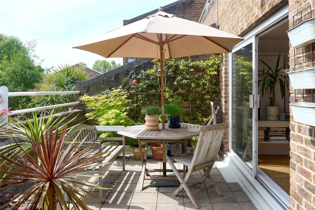 Property photo 3 of 22 Terrace