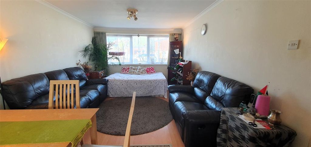 Additional image 4 of 2 bed flat for saleThe Dell, Feltham TW14