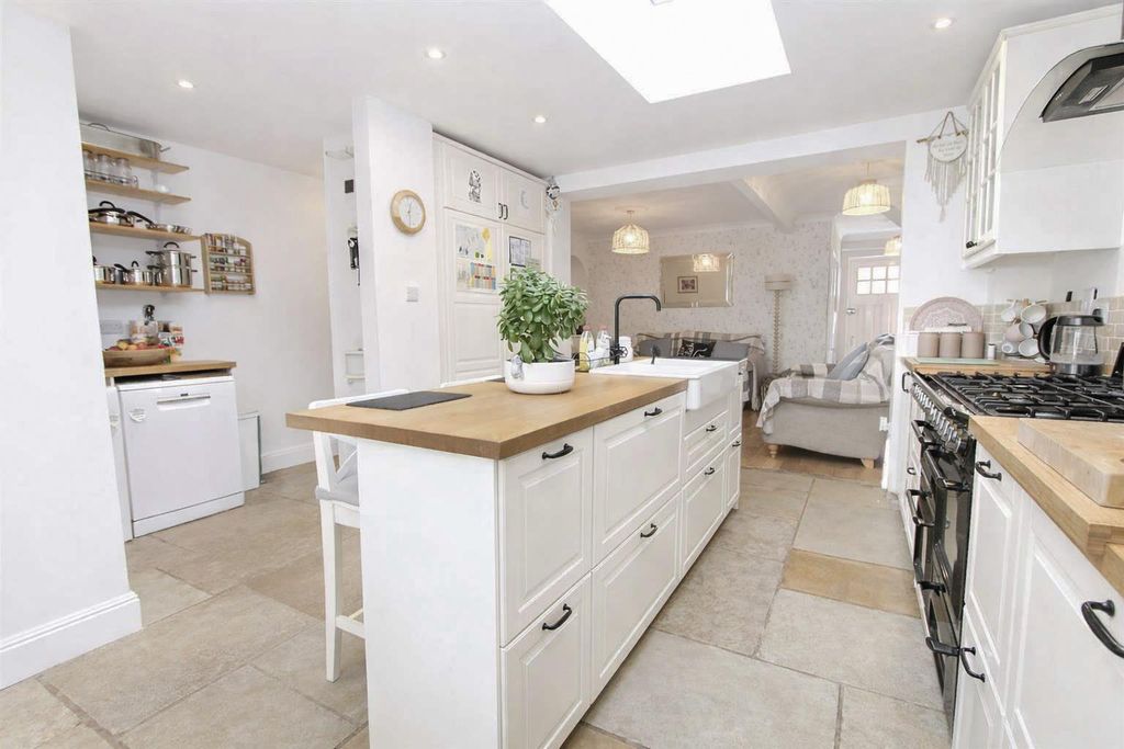 Property photo 3 of 28 Kit B