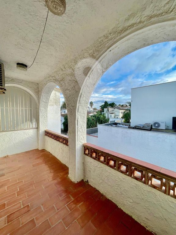Property photo 1 of 18 Empuriabrava – Attractive Apartment With Terrace 1 Km From The Beach, In A Quiet Area