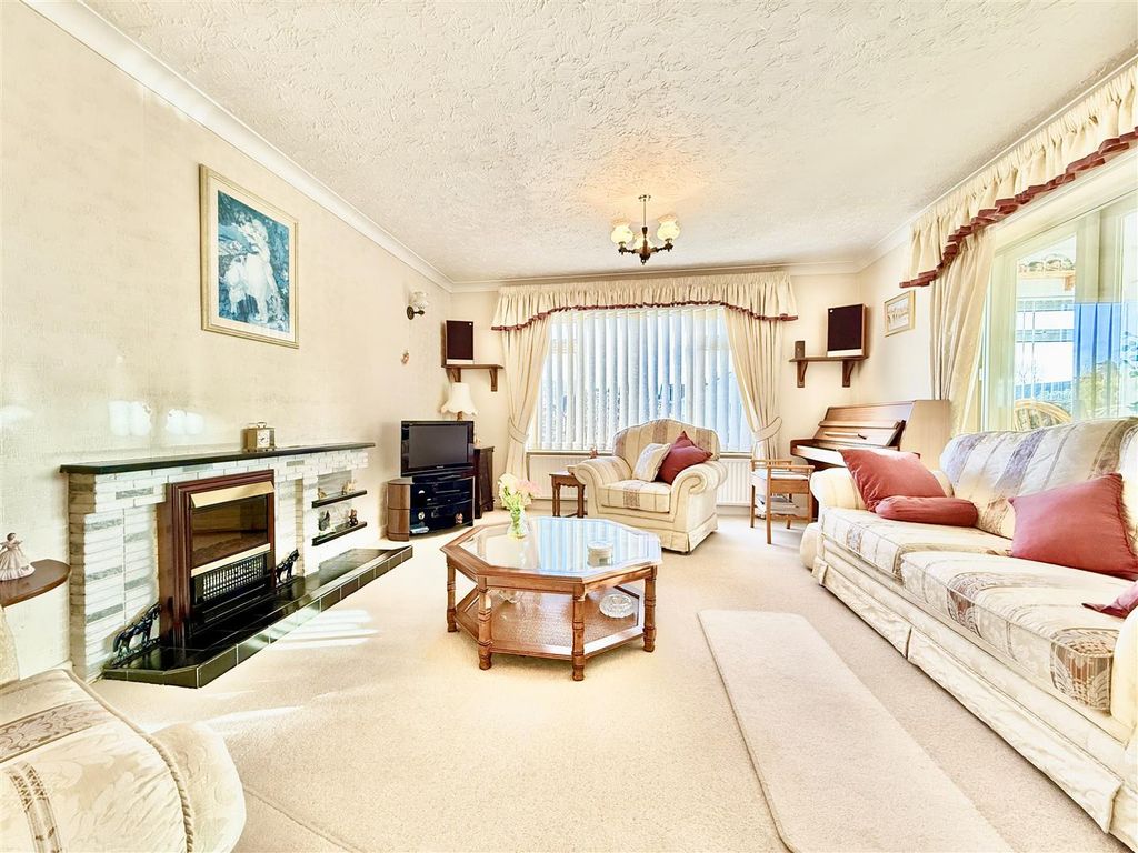 Property photo 2 of 21 Living Room