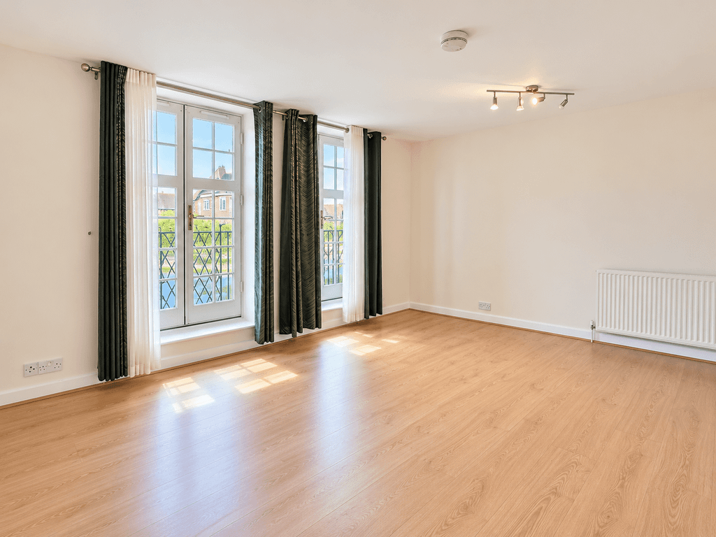 Property photo 1 of 16 2 Bedroom, 2 Bathroom Apartment With Secure Parking In Garden Suburb At Golders Green Nw11