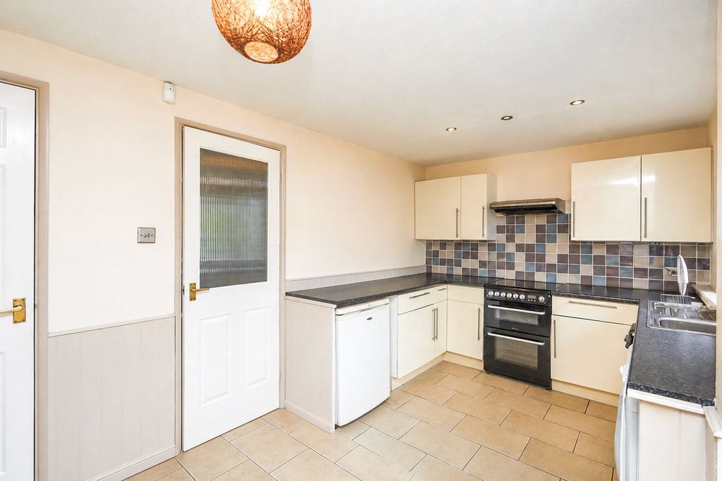Property photo 3 of 7 Kitchen