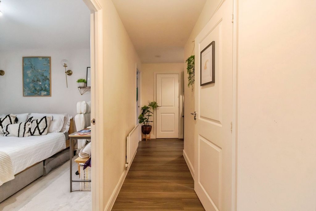 Property photo 3 of 26 Entrance Hall