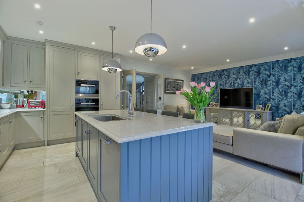 Property photo 3 of 34