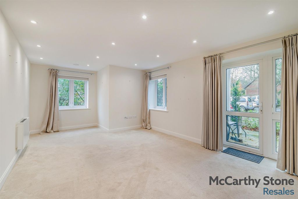 Property photo 3 of 21 Living Room