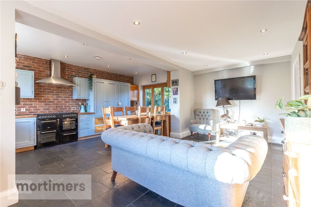 Property photo 3 of 16 Livingdiningkitchen