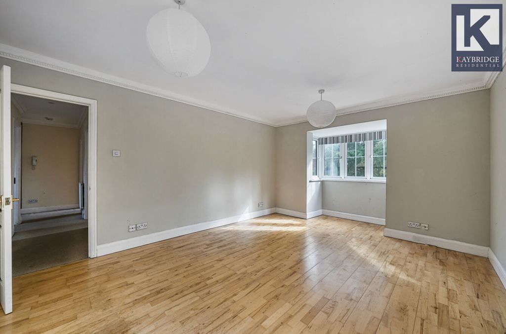 Property photo 3 of 11 Corner Farm Close, Tadworth - Kt20 5Sj