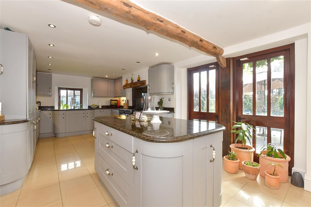 Property photo 2 of 30 Kitchen/Breakfast Area