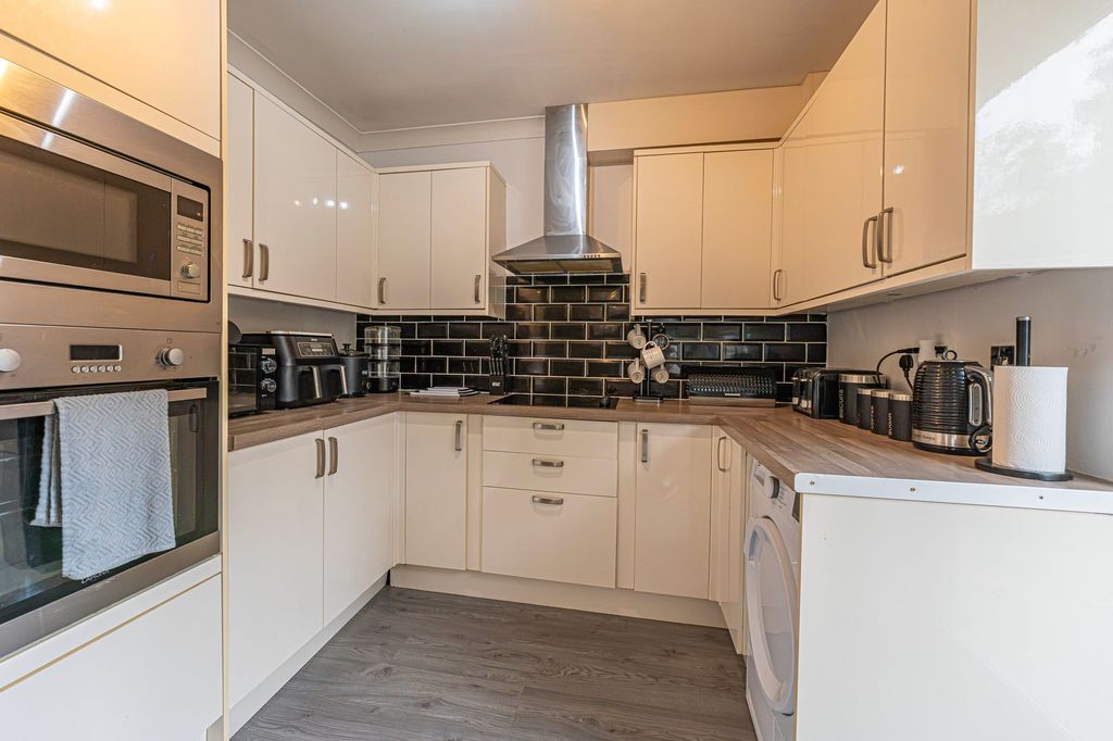 Property photo 2 of 30
