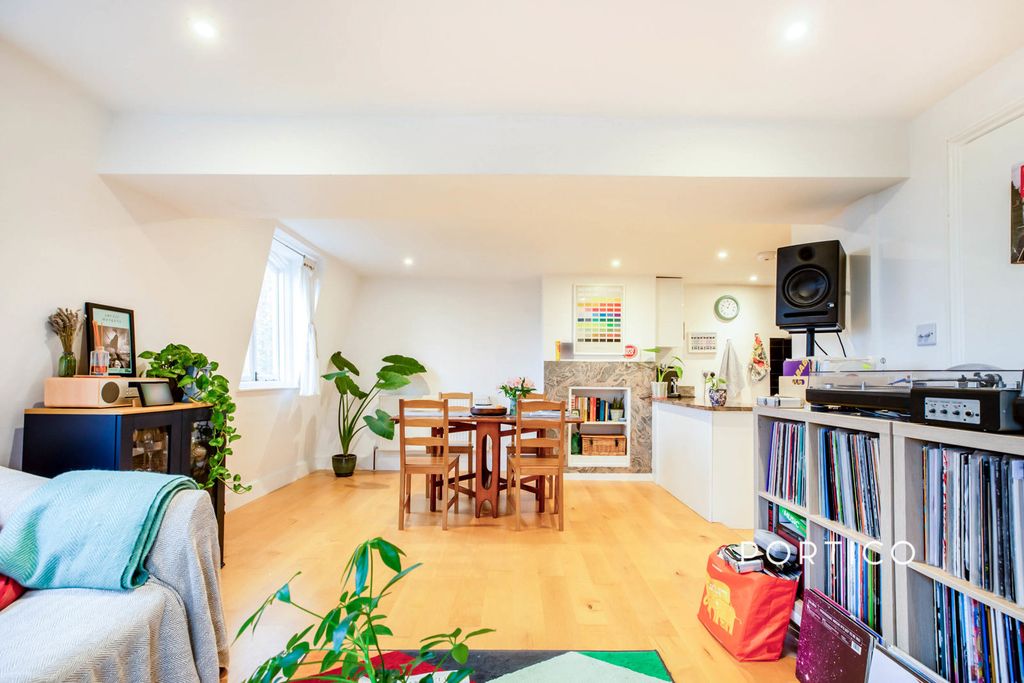 Property photo 3 of 10 3