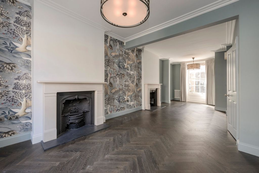 Property photo 2 of 14 Ovington Street