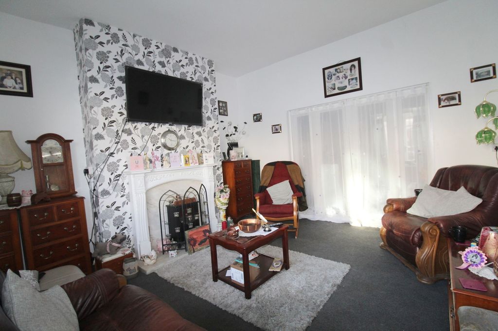 Property photo 1 of 10 Lounge