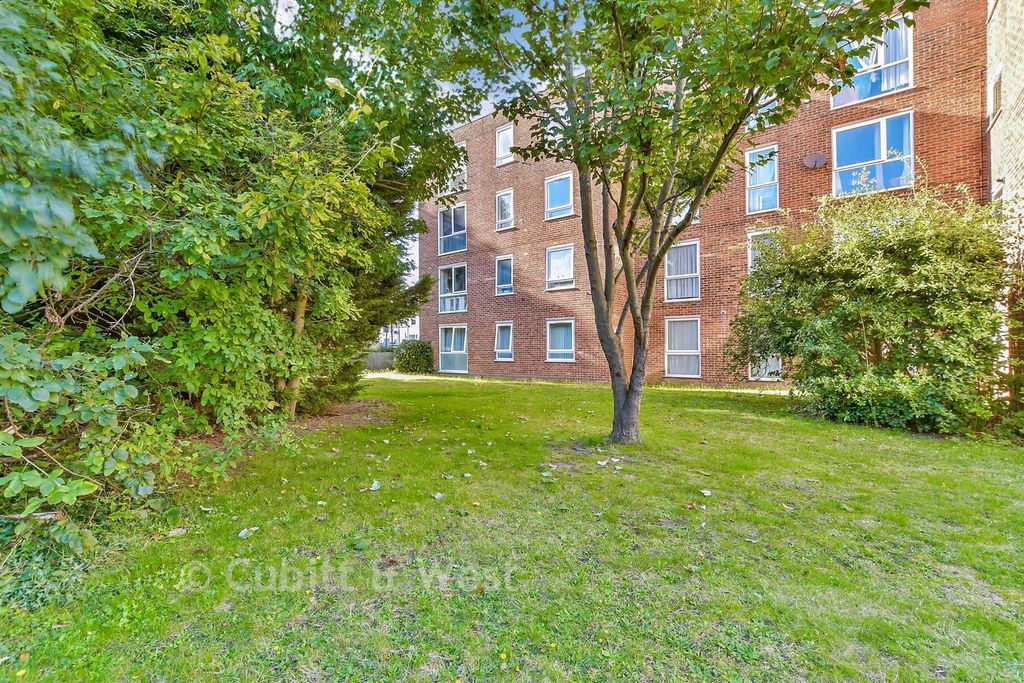 Property photo 1 of 9 Communal Gardens