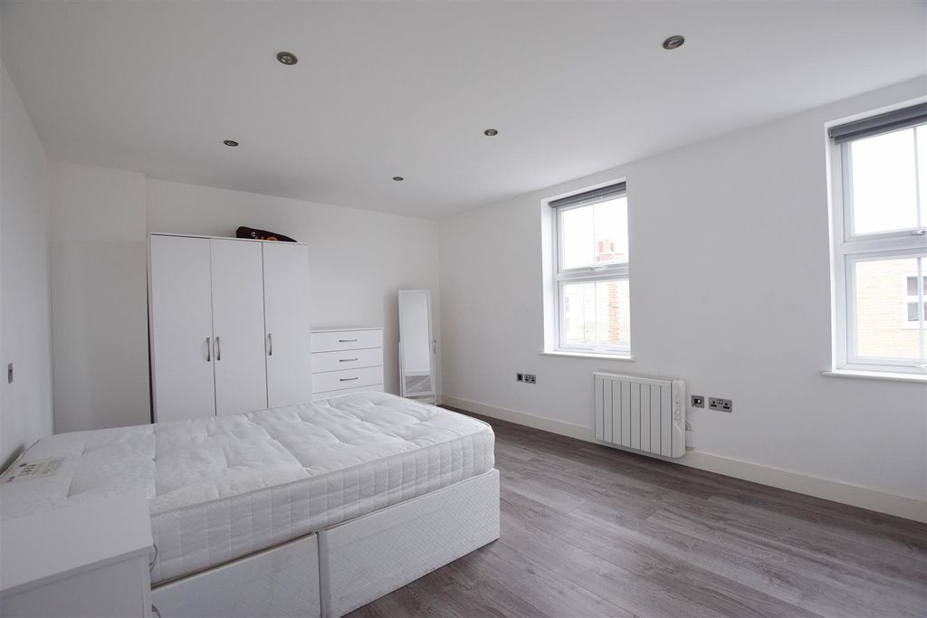 Property photo 3 of 4 18Ctemplefortunebed.Jpg