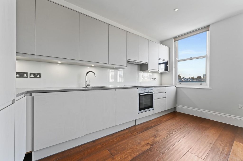 Property photo 2 of 10 Kitchen