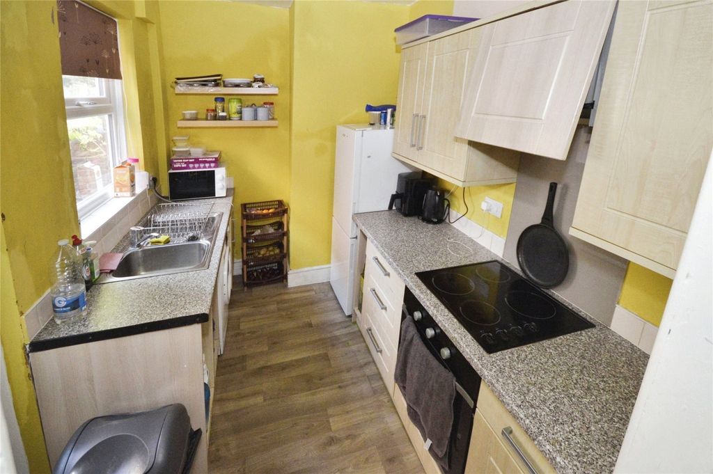 Property photo 3 of 8 Kitchen